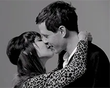 Volslagen vreemden kussen elkaar voor eerste keer