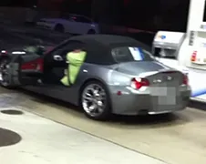 Volslanke dame stapt uit BMW...