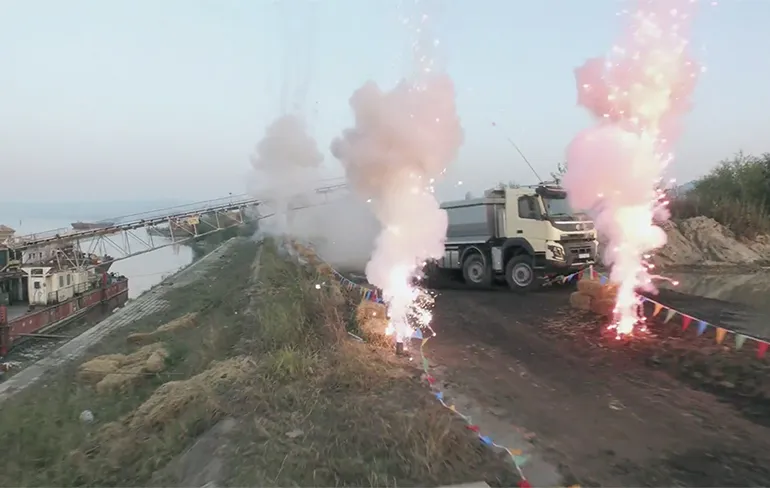 Volvo Trucks laat 4 jarige Sophie een echte truck besturen!