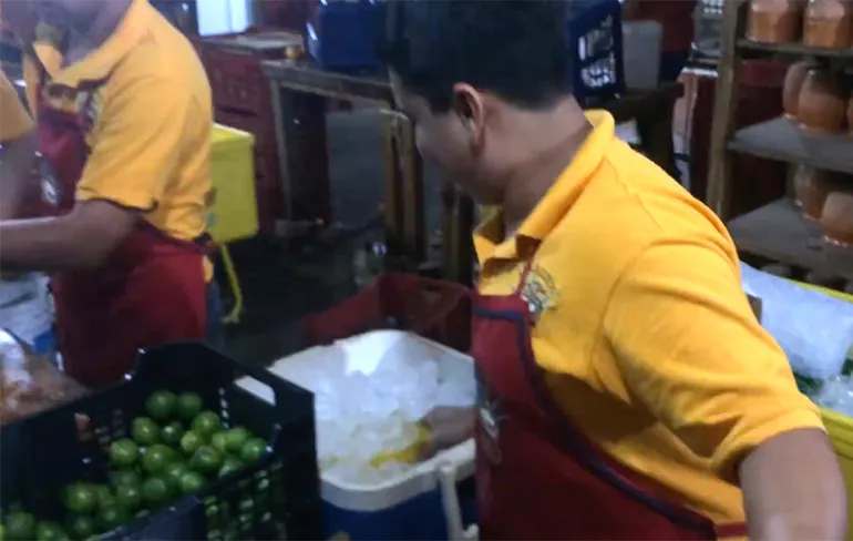 Voor 100 dollar krijg je grote Tequila cocktail in Mexico