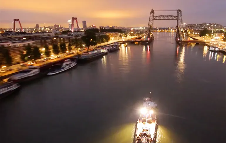 Voor de brakke zondag: In 10 minuten varen van Rotterdam naar Amsterdam