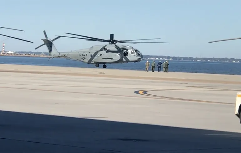 Voorste landingsgestel van Sikorsky MH-53 blijft hangen