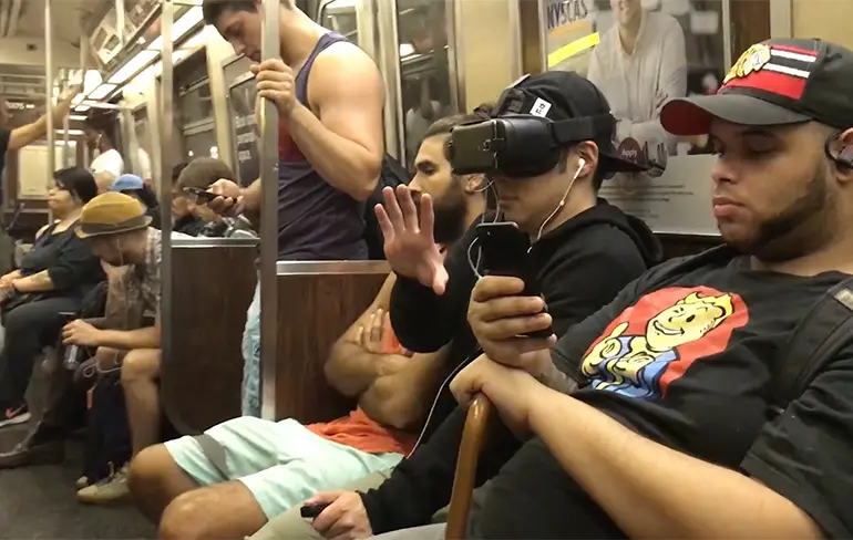 VR Porno in de metro kijken. Nu nog raar, straks normaal!