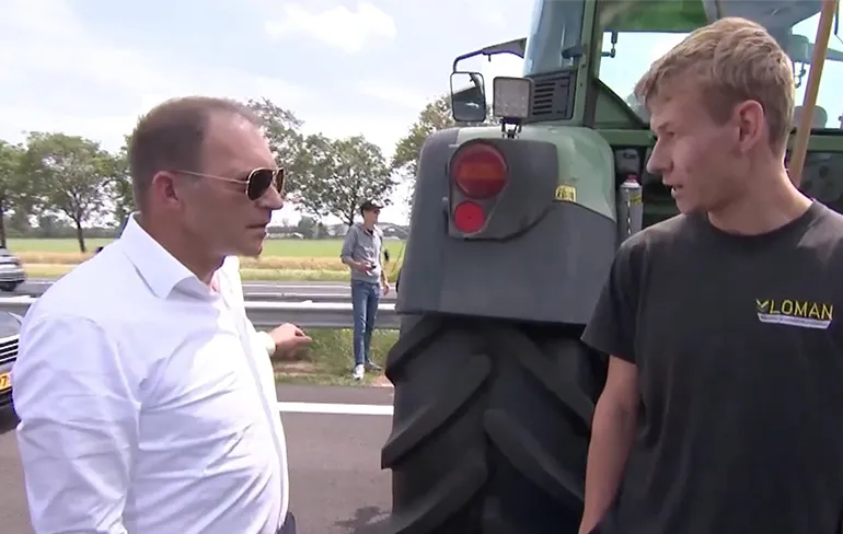 Vraag aan demonstrerende boer: Wie ben je nou aan het naaien?