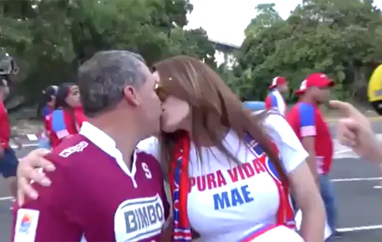 Vraag op straat in Panama: Geef deze dame even een kus?