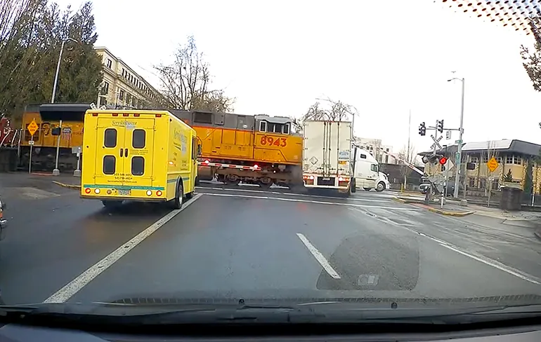 Vrachtwagen dacht nog net even spoorbomen te halen, dus niet!