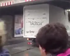 Vrachtwagen door helpende hand nog vaster onder viaduct...