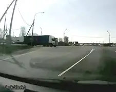 Vrachtwagen geeft bijna cadeautje weg...