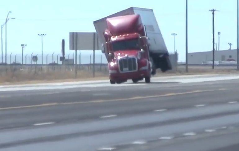 Vrachtwagen in Texas verliest het keihard van een zuchtje wind