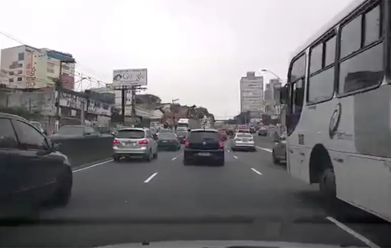 Vrachtwagen komt even voorbij zeilen in São Paulo