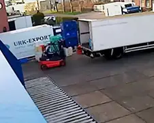 Vrachtwagen laden met heftruck is nat pak...