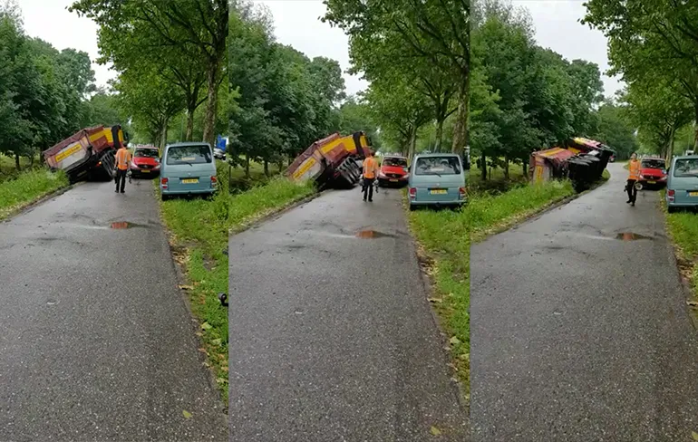 Vrachtwagen met asfalt kantelt in sloot bij Noordeloos