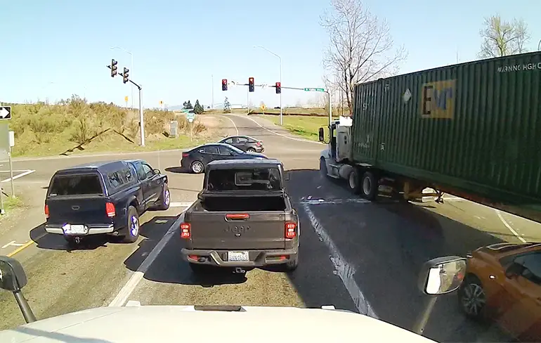 Vrachtwagen met falende remmen ploegt zich door kruispunt