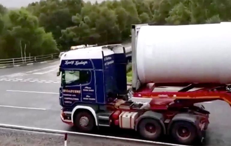 Vrachtwagen met lange lading gaat netjes door de bocht in Schotland