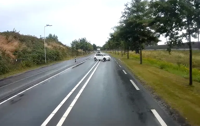 Vrachtwagen moet remmen voor idioot die even gaat keren