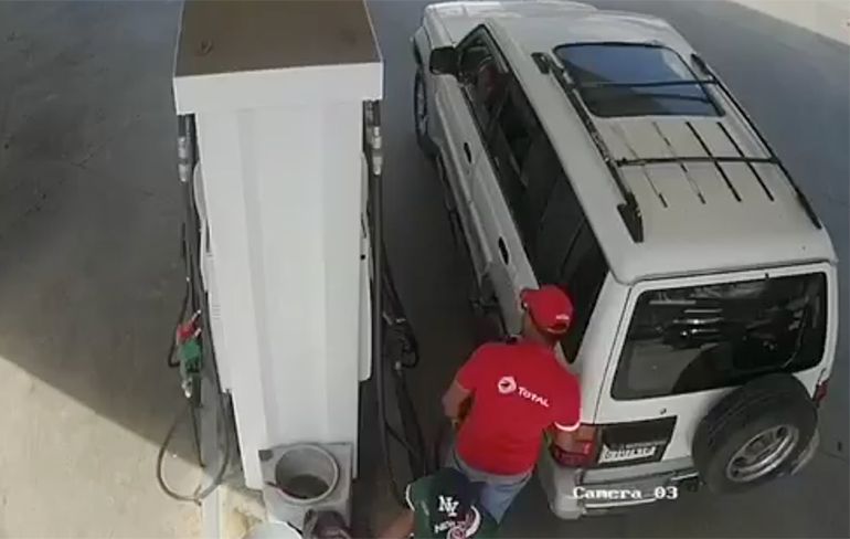 Vrachtwagen op Dominicaanse Republiek ploegt door verkeer en sloopt benzinestation