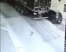 Vrachtwagen steelt auto...