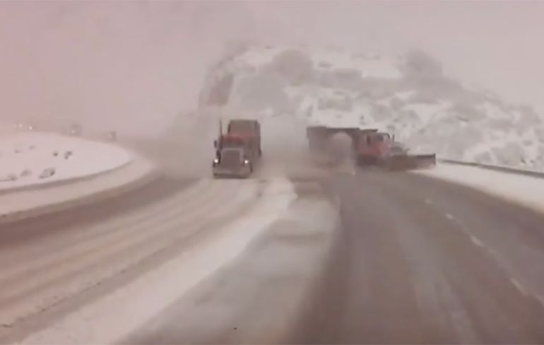 Vrachtwagen stuurt sneeuwploeg zo klif van 91 meter af