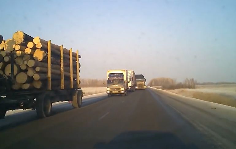 Vrachtwagen wil inhalen op Russisch weg Kurgan naar Tyumen