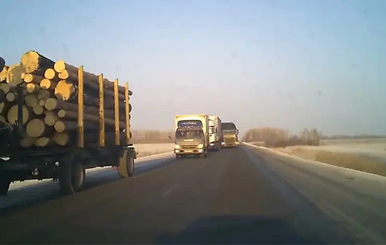 Vrachtwagen wil inhalen op Russisch weg Kurgan naar Tyumen