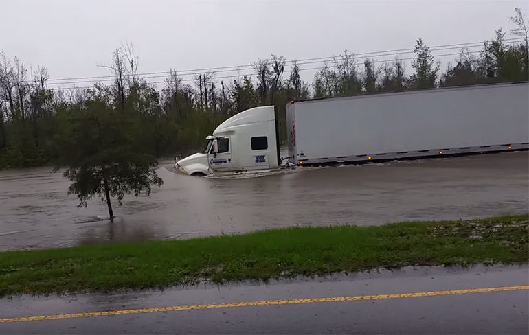 Vrachtwagenchauffeur geeft geen single fuck om overstroming
