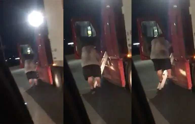 Vrachtwagenchauffeur heeft trap nodig om in cabine te klimmen