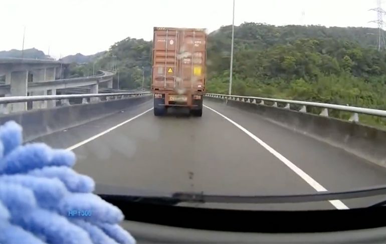 Vrachtwagenchauffeur in Taiwan gaat iets te hard door bocht... Dood!