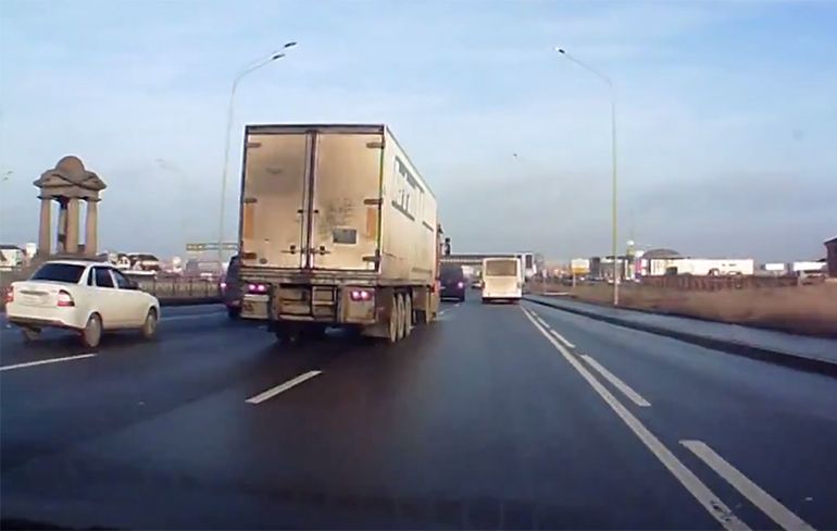 Vrachtwagenchauffeur met skills weet ongeluk te voorkomen
