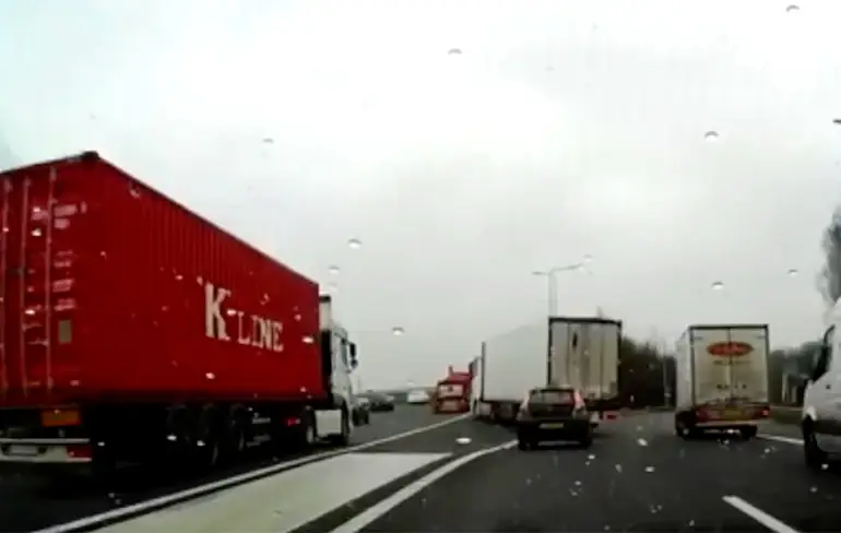 vrachtwagenchauffeur op de A15 bij Ridderkerk kan beter rijbewijs inleveren