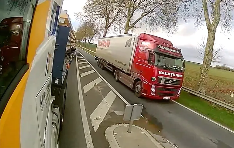 Vrachtwagenchauffeur wil eerder thuis zijn en doet levensgevaarlijke inhaalactie
