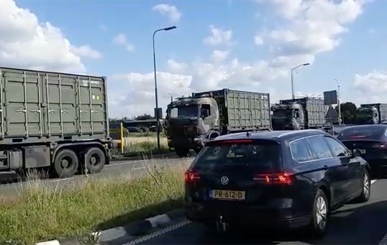 Vrachtwagens van Defensie richting RIVM wegens boerenprotest