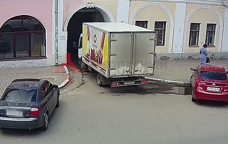 Vrachtwagentje in Rusland probeert toch door tunneltje in gebouw te rijden