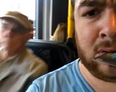 Vreemde kledingvoorschriften in Bus Sydney