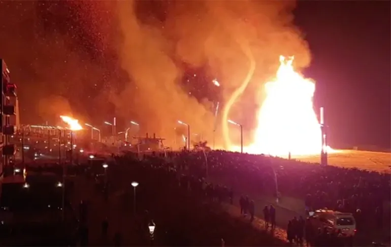 Vreugdevuur Scheveningen iets te LIT: Vuurtornado's en vonkenregen