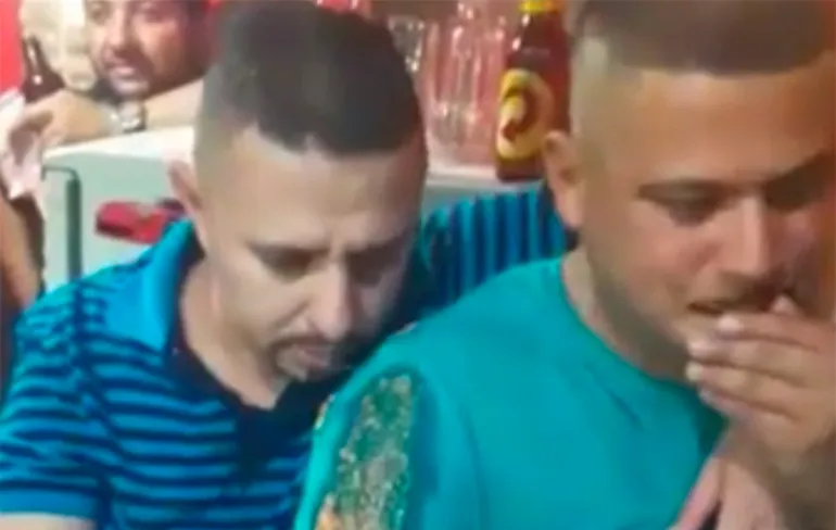 Vriend geeft zijn makker een schouder om op leeg te lopen