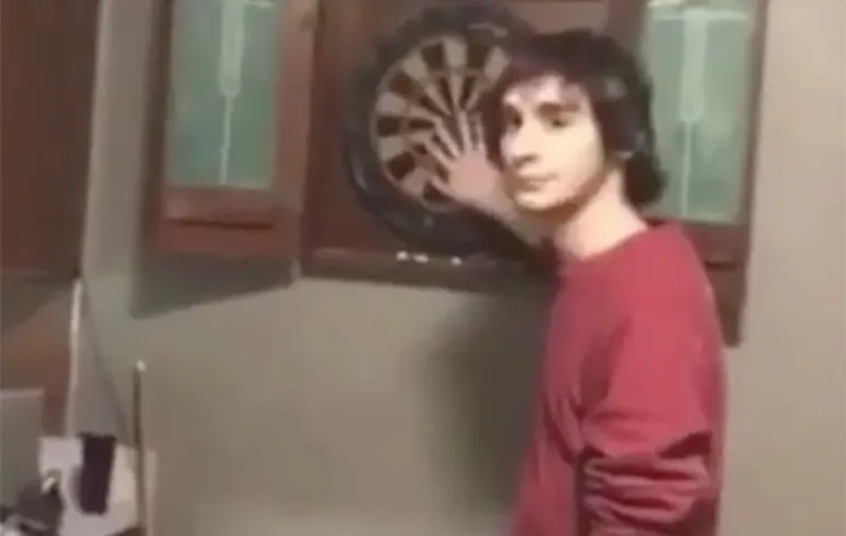 Vriend is van de kaart, dus wil Dart challenge wel spelen