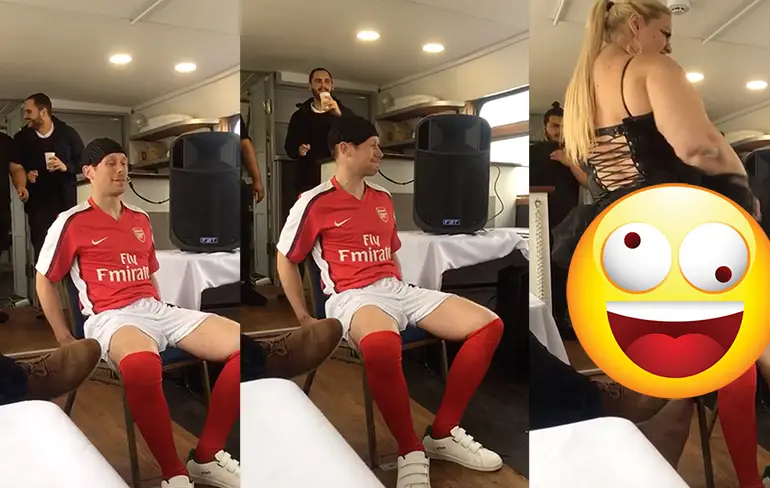 Vrienden van deze jarige Job kun je wel vragen om stripper te regelen