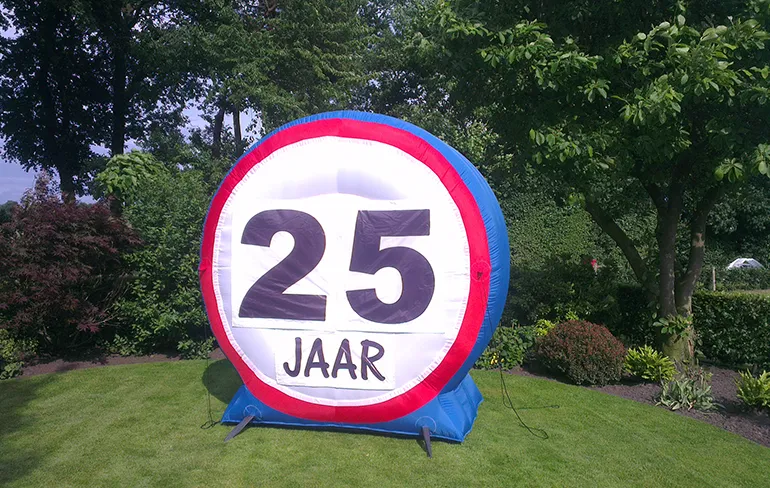 Vrienden van jongen uit Geesteren feliciteren hem met spandoek!
