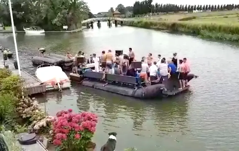 Vrienden vermaken zich wel op feestvlot de Juggernaut