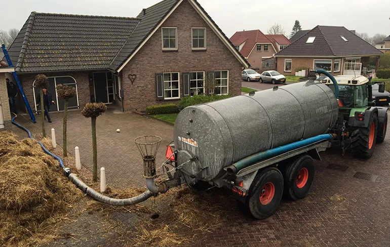 Vriendengroep neemt weer een pasgetrouwd stel te grazen!