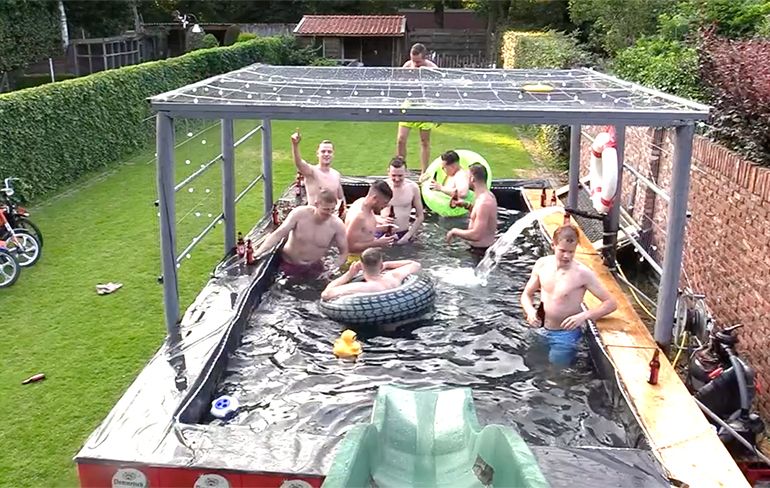 Vriendengroep uit Westerhoven maakt zwembad met glijbaan van 280 bierkratjes