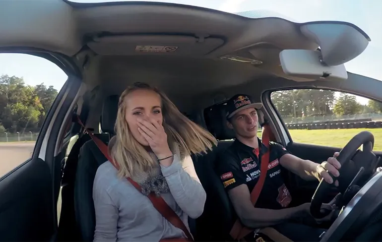 Vriendin Max Verstappen vindt rondje meerijden ook een beetje eng