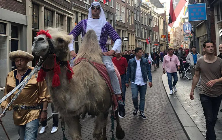 Vrijgezellenfeestje binnenkort? Loop eens met een kameel over de Wallen!