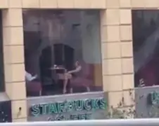 Vrouw betrapt in Starbucks in Libanon tijdens potje solo sex | VK ...