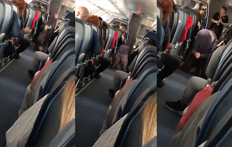 Vrouw doet aan Yoga in het vliegtuig