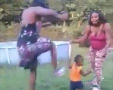 Vrouw doet Southparks "Kick the Baby" in het echt...