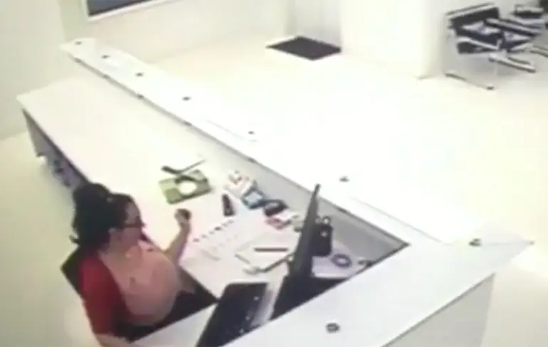 Vrouw faket blessure en wordt heterdaad betrapt