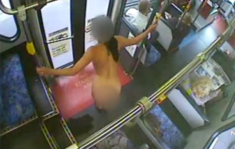 Vrouw geeft reizigers van bus in Sydney een spannende show