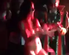 Vrouw heeft alleen schoenen aan met Carnaval
