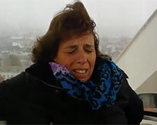 Vrouw heeft last van hoogtevrees reuzenrad Kerstmarkt Brussel